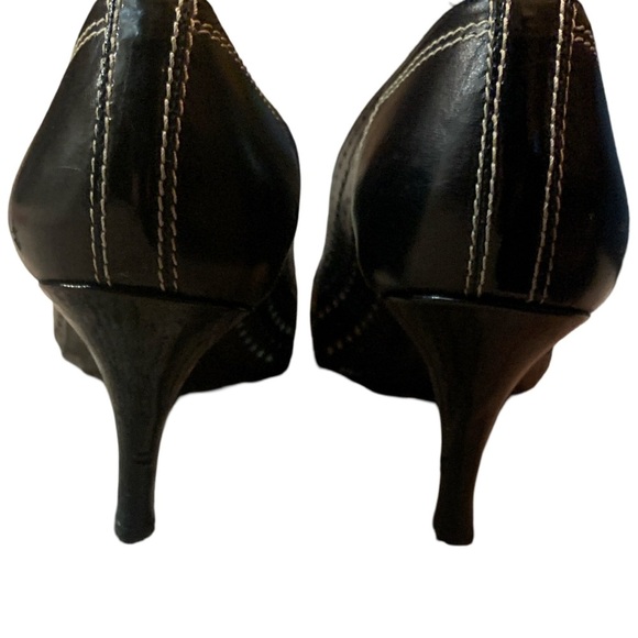 Stuart Weitzman Perforated Black Leather Pointed Toe Heel Shoe Womens Sz 8 Y2K - Picture 2 of 6